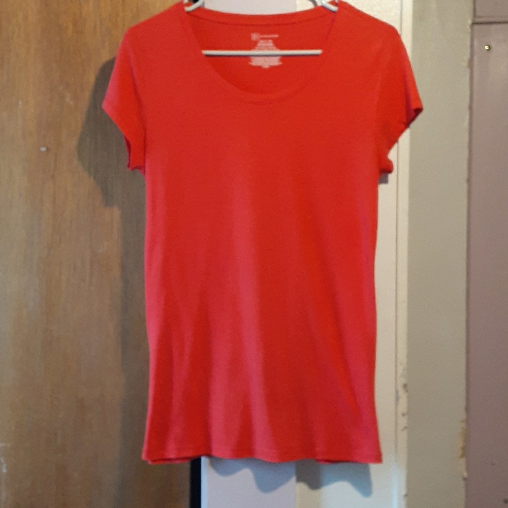 Red shirt short sleeve shirt